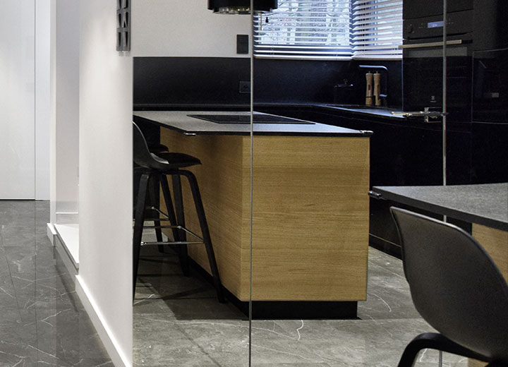 Drzwi ukryte w lustrze