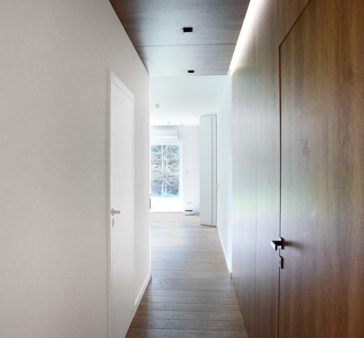 Drzwi ukryte w korytarzu