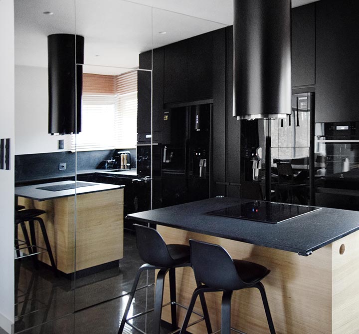 Drzwi ukryte w lustrze